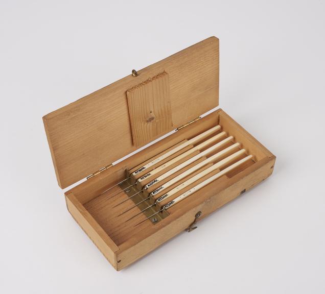 Six cataract knives in wooden case, by Weiss, English