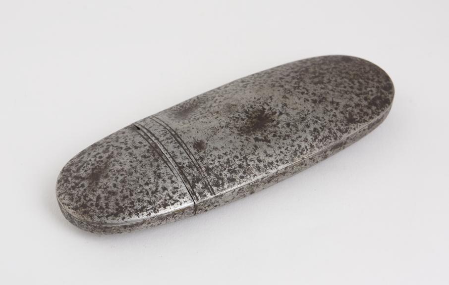 Hinged cap spectacle case, steel, English, 1751-1850