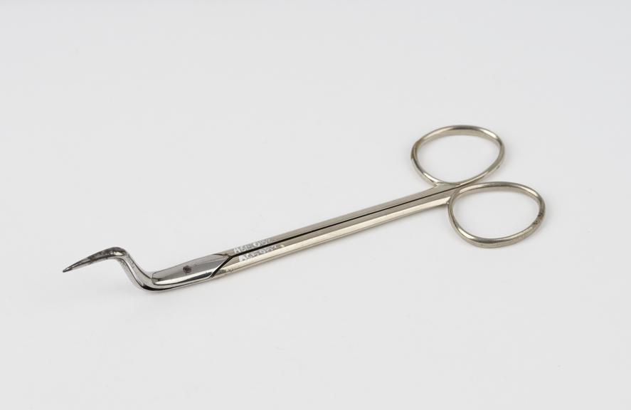 Ophthalmic scissors with cranked and pointed blades