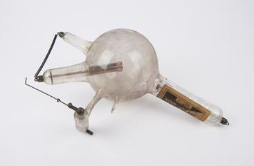 "Noir et Blanc" gas x-ray tube with vacuum regulator