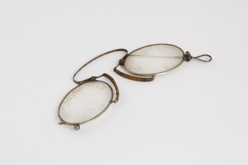 Spectacles, pince nez, folding, steel wire, lens cracked