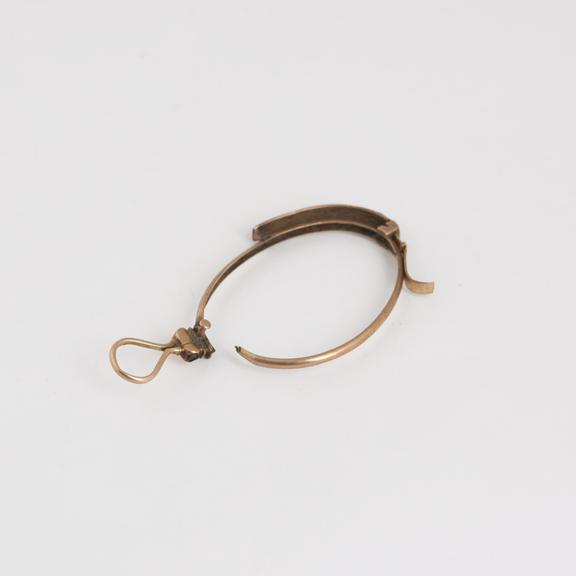 Pince nez, half frame only, no lens, gold, English, 1870-1910