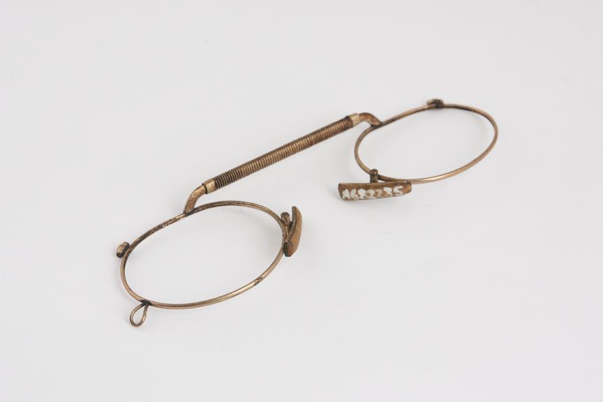 Spectacles, pince nez, gilt metal wire, English, 1801-1900