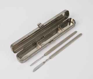 Ophthalmic knife with metal handle