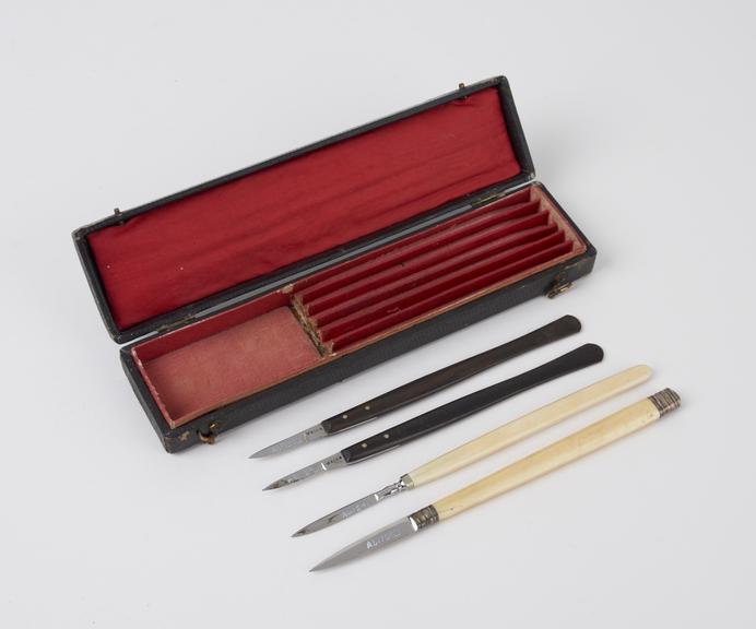 Set of ophthalmic instruments