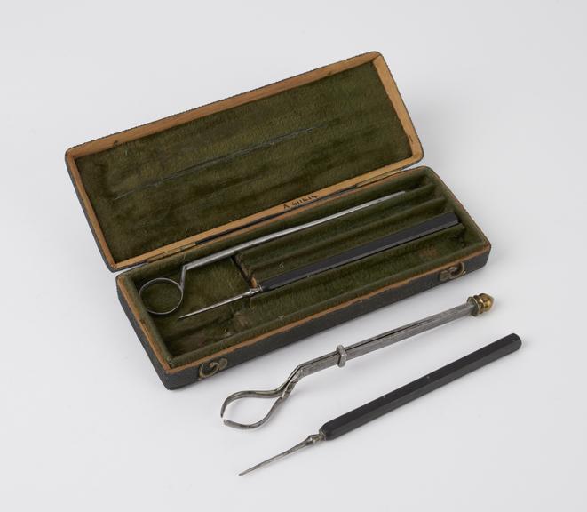 Case of assorted surgical instruments for ophthalmic surgery