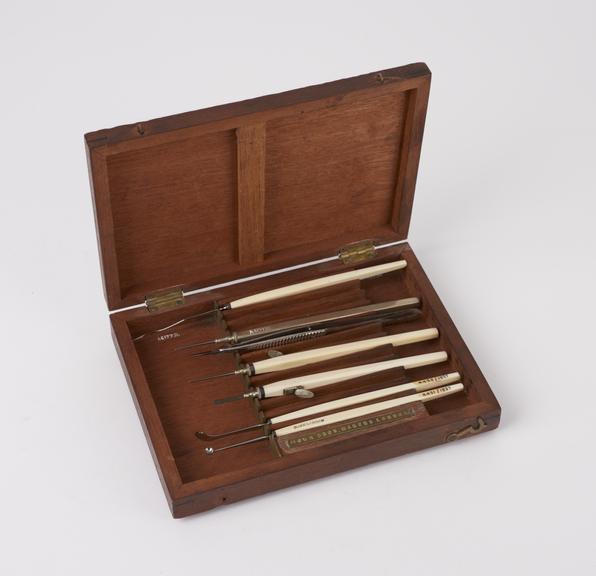 Ophthalmic instrument set