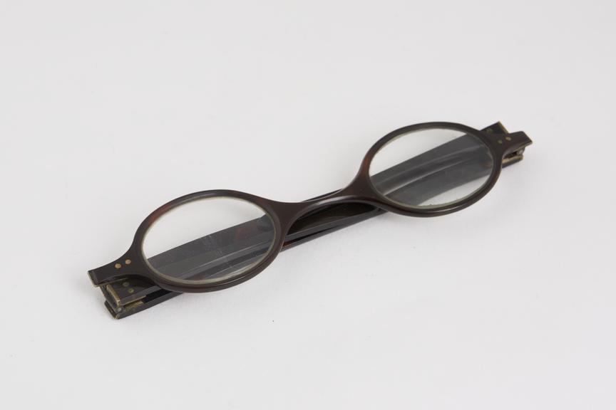 Transverse folding spectacles, reversible arch, tortoiseshell