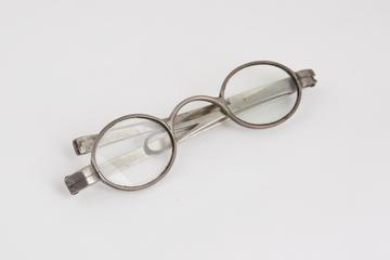 Transverse folding spectacles