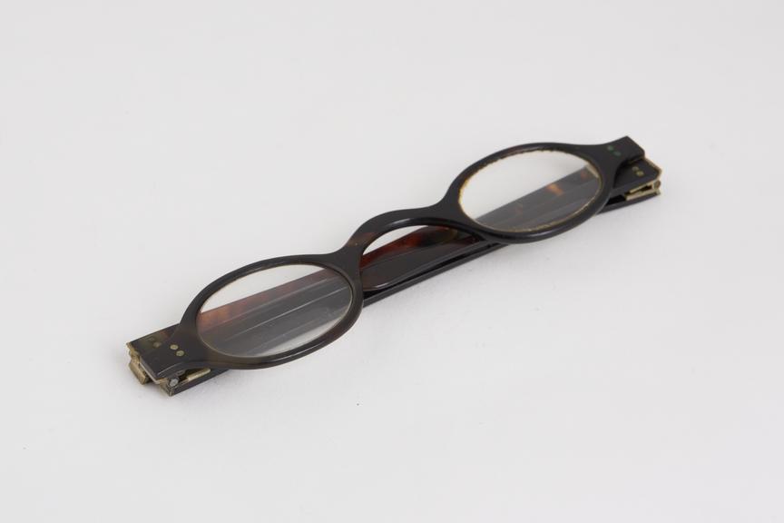 Transverse folding spectacles, tortoiseshell, English, 1780-1850