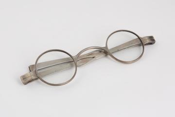 Transverse folding spectacles