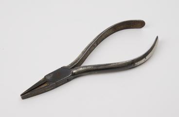 Pair of pliers used in the manufacture and fitting of spectacle frames