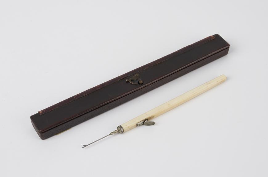 2 cataract needles, steel and ivory, in leather case