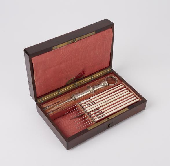 Set of ophthalmic surgical instruments