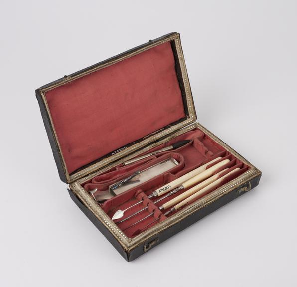 Case of assorted surgical instruments for ophthalmic surgery