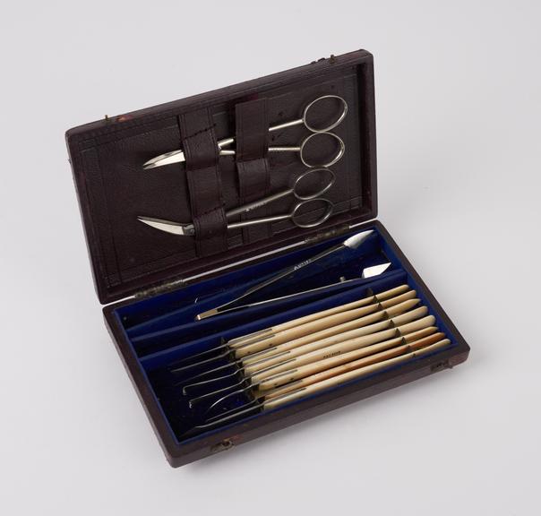 Ophthalmic instrument set, in leather case