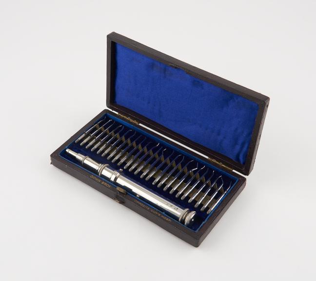 Southwick type automatic mallet, cased, with 24 points