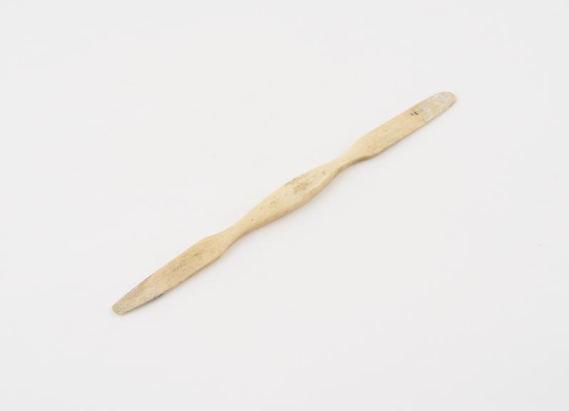 Double ended cement spatula, bone, English, 1880-1925