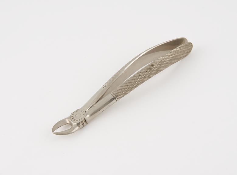 Dental forceps, separating, for upper molar roots