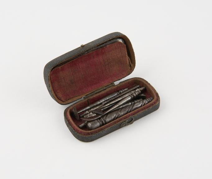 Personal dental descaler set, in sharkskin case