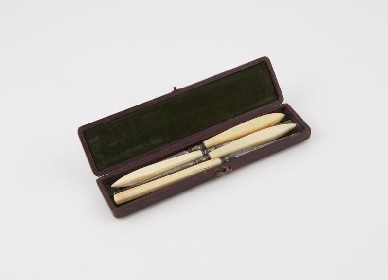 Dental descaler set, in rectangular tooled maroon leather