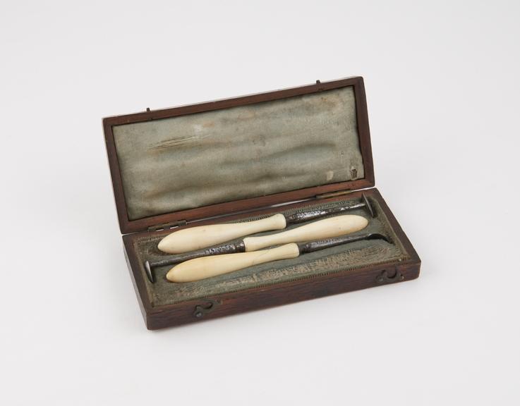 Dental descaler set, in rectangular mahogany case