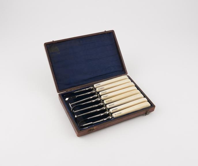 Dental descaler set, in rectangular leather covered case