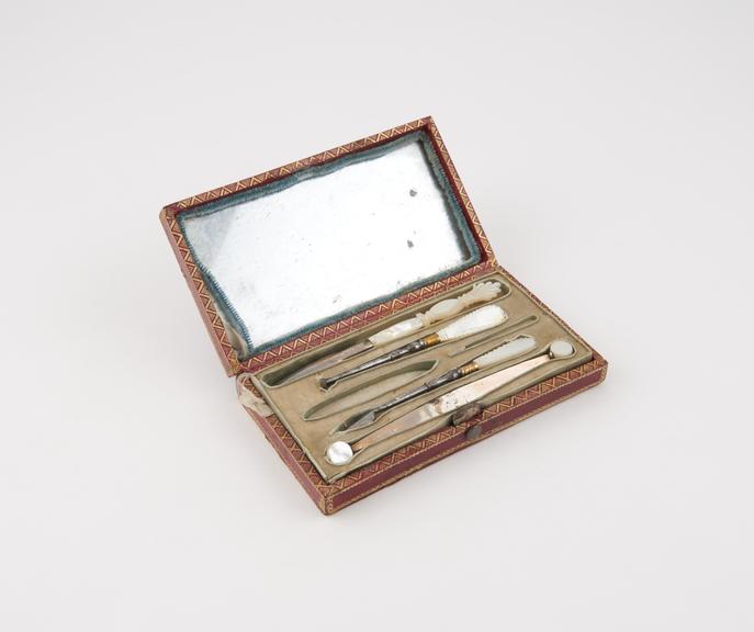 Dental cleaning set, in red and gold leather-effect paper