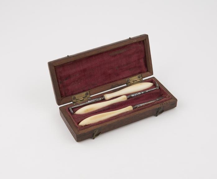 Dental descaler set, in rectangular red velvet lined mahogany