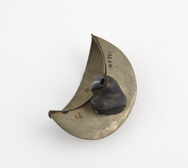 Mechanical hearing aid, miniature crescentic ear trumpet