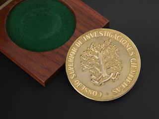 The CSIC gold medal by the Spanish Council for Scientific Research, in a wooden box