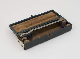 Microtome accessory in case