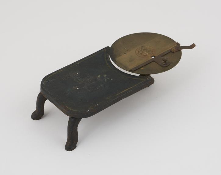 Revolving table for ringing coverslips on slides