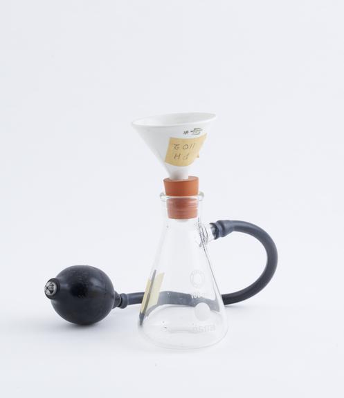 Glass Evacuating flask with Higgenson's syringe 100ml. BS 1739