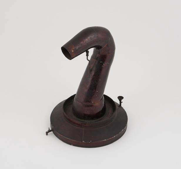 Culture vessel of japanned metal disc-like base and cylindrical