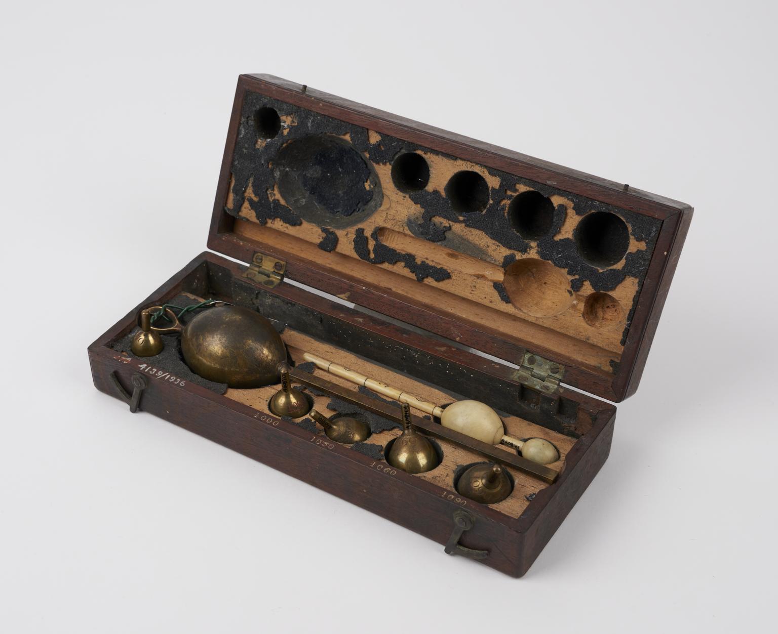 Two hygrometers in a wooden case | Science Museum Group Collection