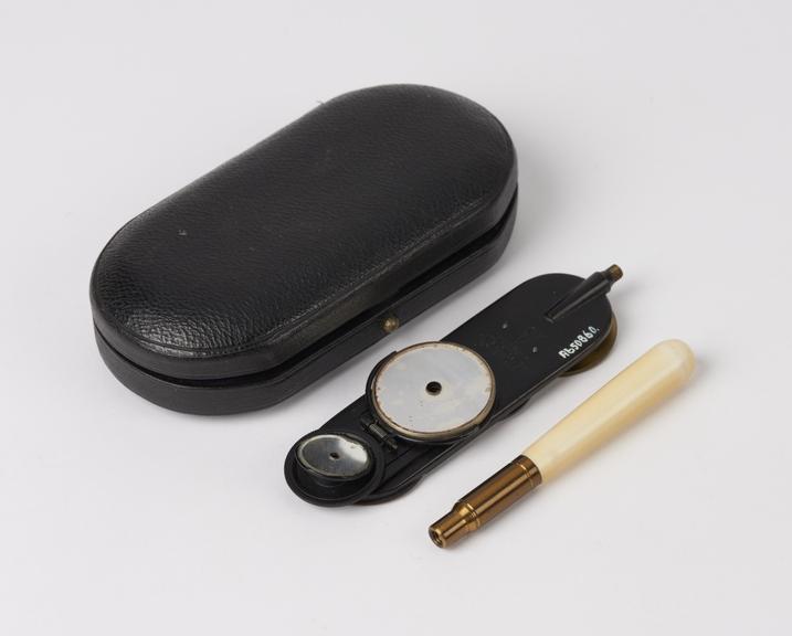 Ophthalmoscope with two lenses and handle