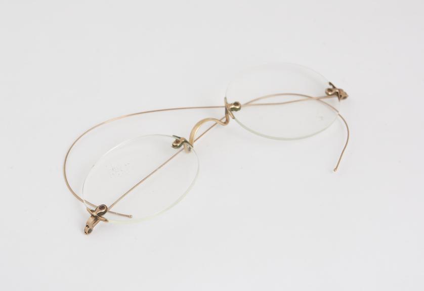 Pair of rimless spectacles with metal bridge and side pieces