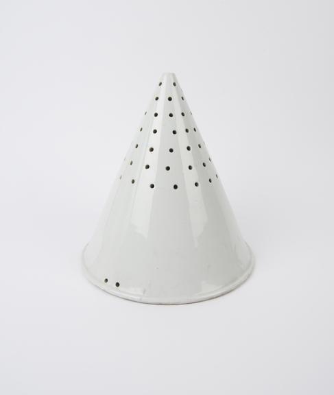 Porcelain filter funnel, by Leune, 28 rue du Cardinal Lemoine