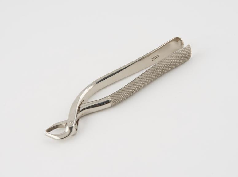 Dental forceps, for upper bicuspids and roots