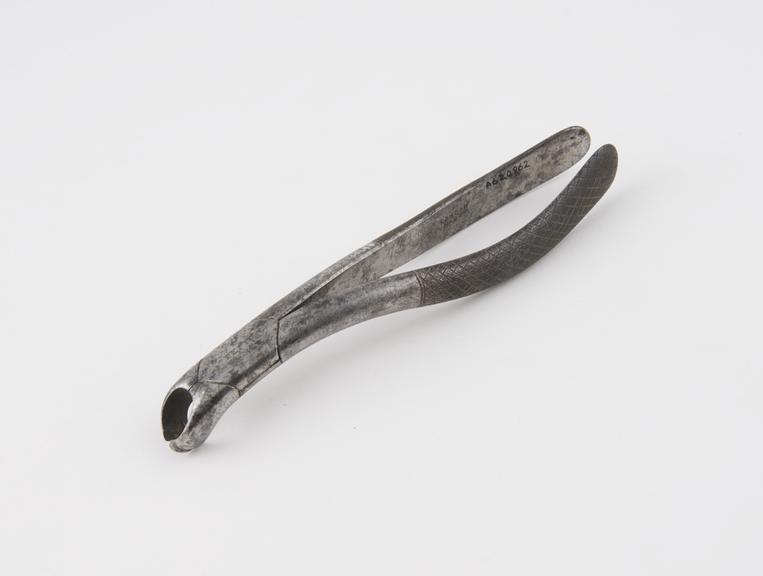 Dental forceps, for upper molars and wisdoms, with sharp jaws