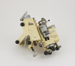 Carbon dioxide freezing microtome