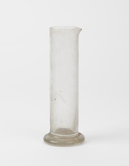 Clear glass beaker, cylindrical, with pouring lip