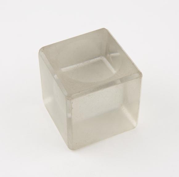 Glass mixing cube, English, 1901-1940