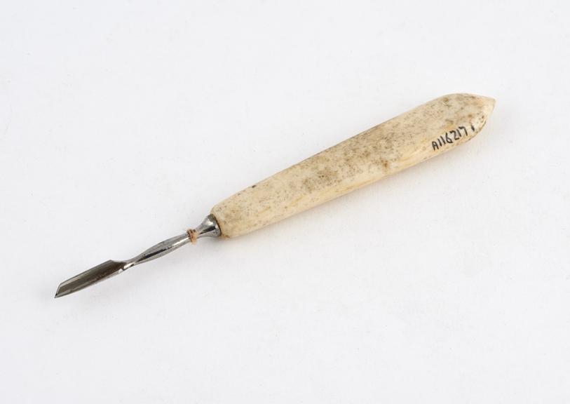 Dental descaler, steel with ivory handle, one of a set