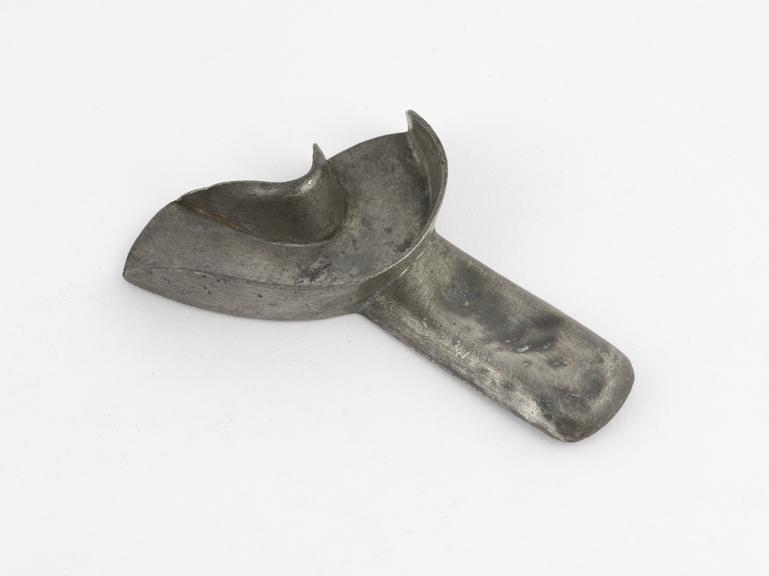 Partial lower impression tray, similar to form L