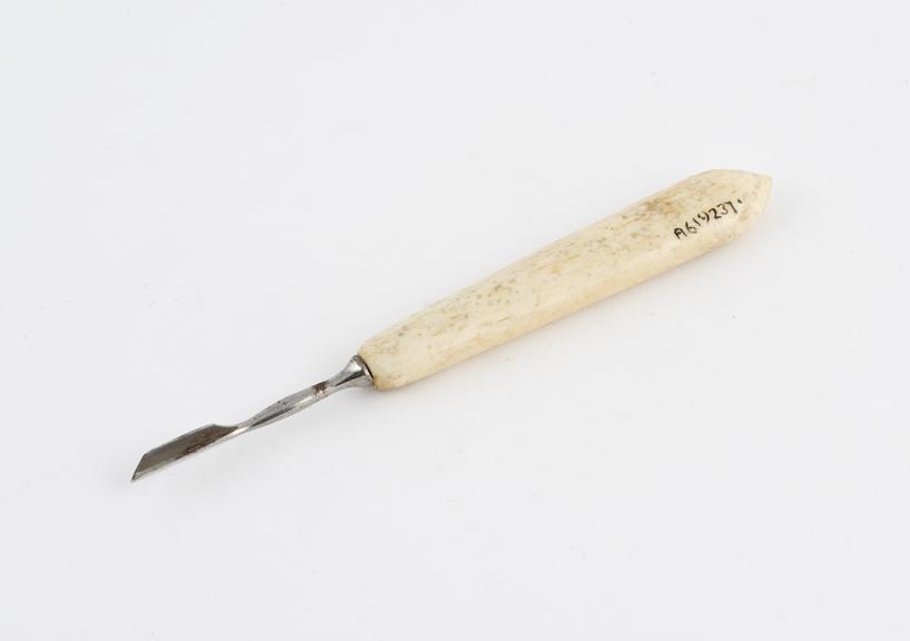 Dental descaler, steel with ivory handle, one of a set