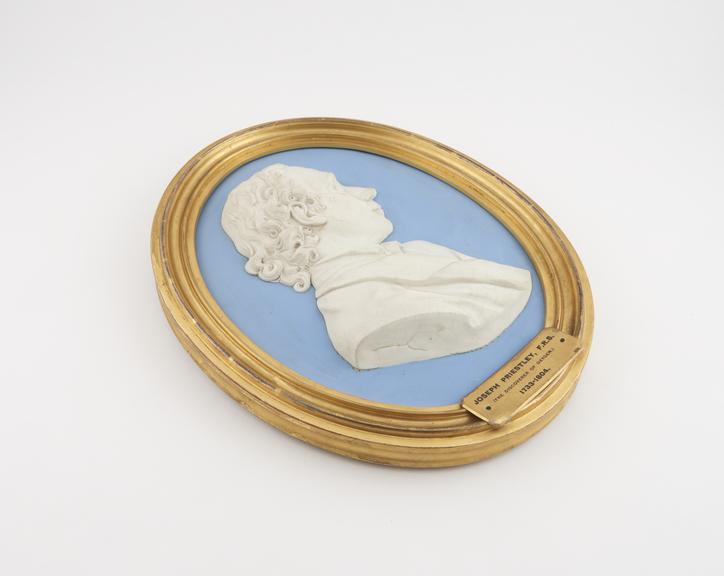 Framed oval jasperware plaque, Flaxman cameo portrait of Dr