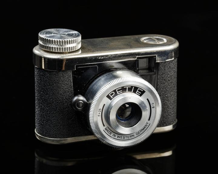 Metal-bodied subminiature camera for 18mm wide rollfilm 14 x