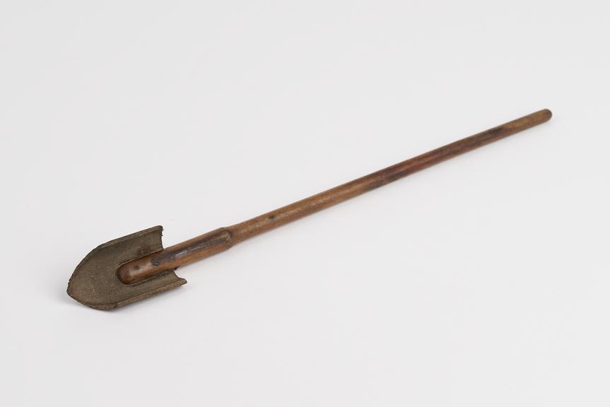 Wood and asbestos (?) scoop, English (?), 1900-194